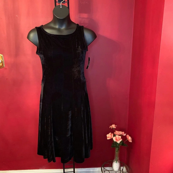 NWT LA VANYA VELVET DRESS SIZE M - Picture 2 of 6
